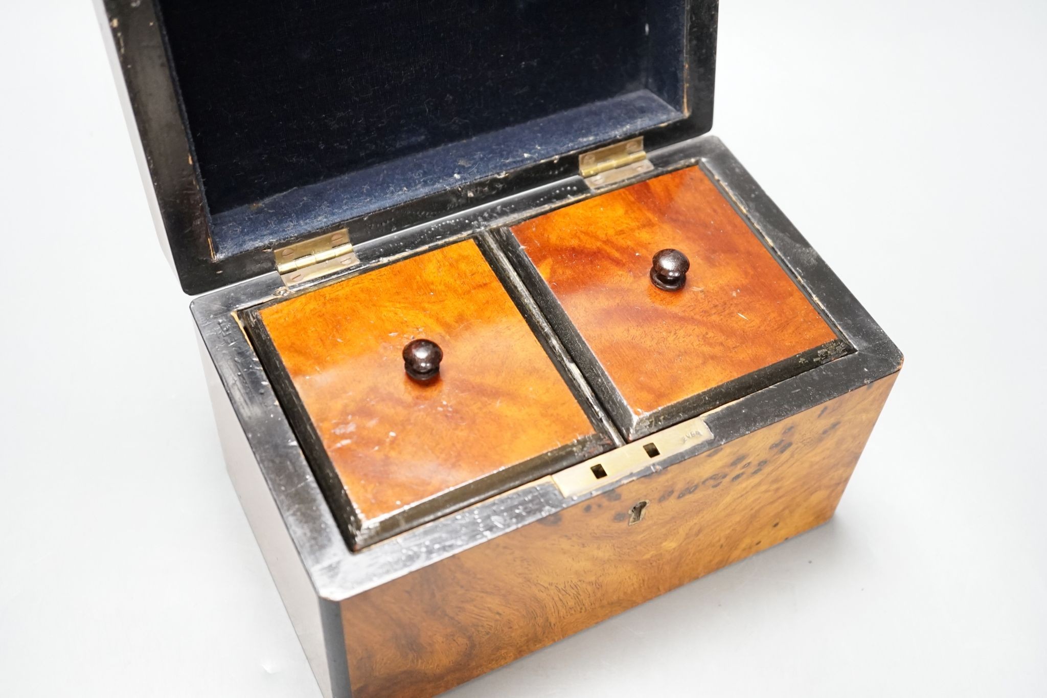 A Victorian burr walnut tea caddy, 20cm